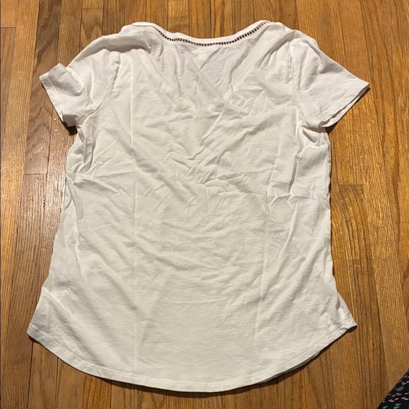 Elegant White V-Neck Short Sleeve Top - Picture 4 of 7